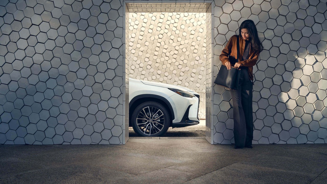 2021-lexus-nx-overview-gallery-lifestyle-03-1920x1080_tcm-3177-2379914